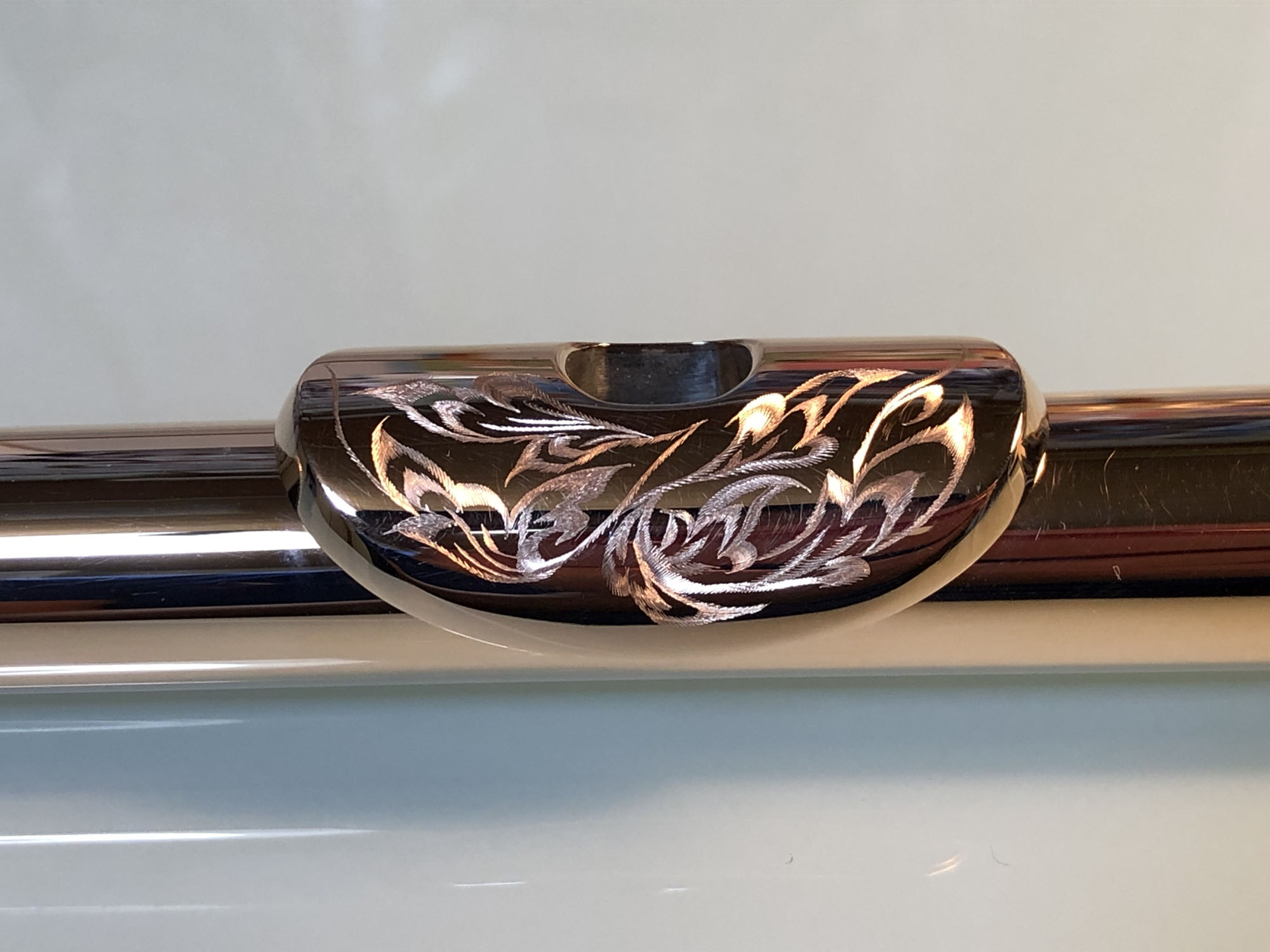 フルートのリッププレートにオリジナル彫刻 | LOVE & HAPPINESS 森脇